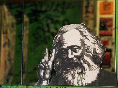 Stencil von Karl Marx, der das Peace-Zeichen mit seiner Hand formt