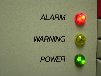 Drei Kontrolleuchten, Alarm, Warning und Power. Alarm und Power sind aktiv.